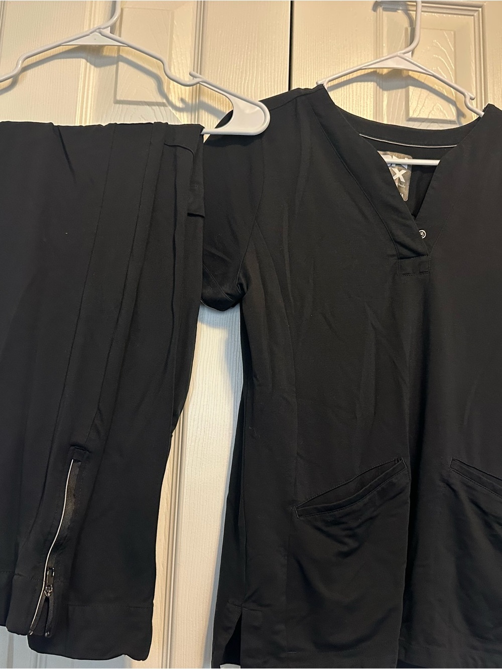 healing hands Black Women's Scrub Top & Zip-Hem Track Pants
